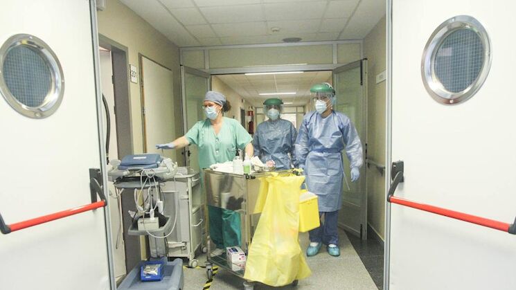 En el San Pedro de Alcntara de Cceres Tres sanitarios durante una jornada de trabajo  A Mndez