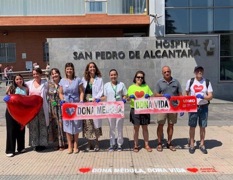 Pasos de peatones del entorno del Hospital San Pedro de Alcntara de Cceres recuerdan la importancia de donar mdula