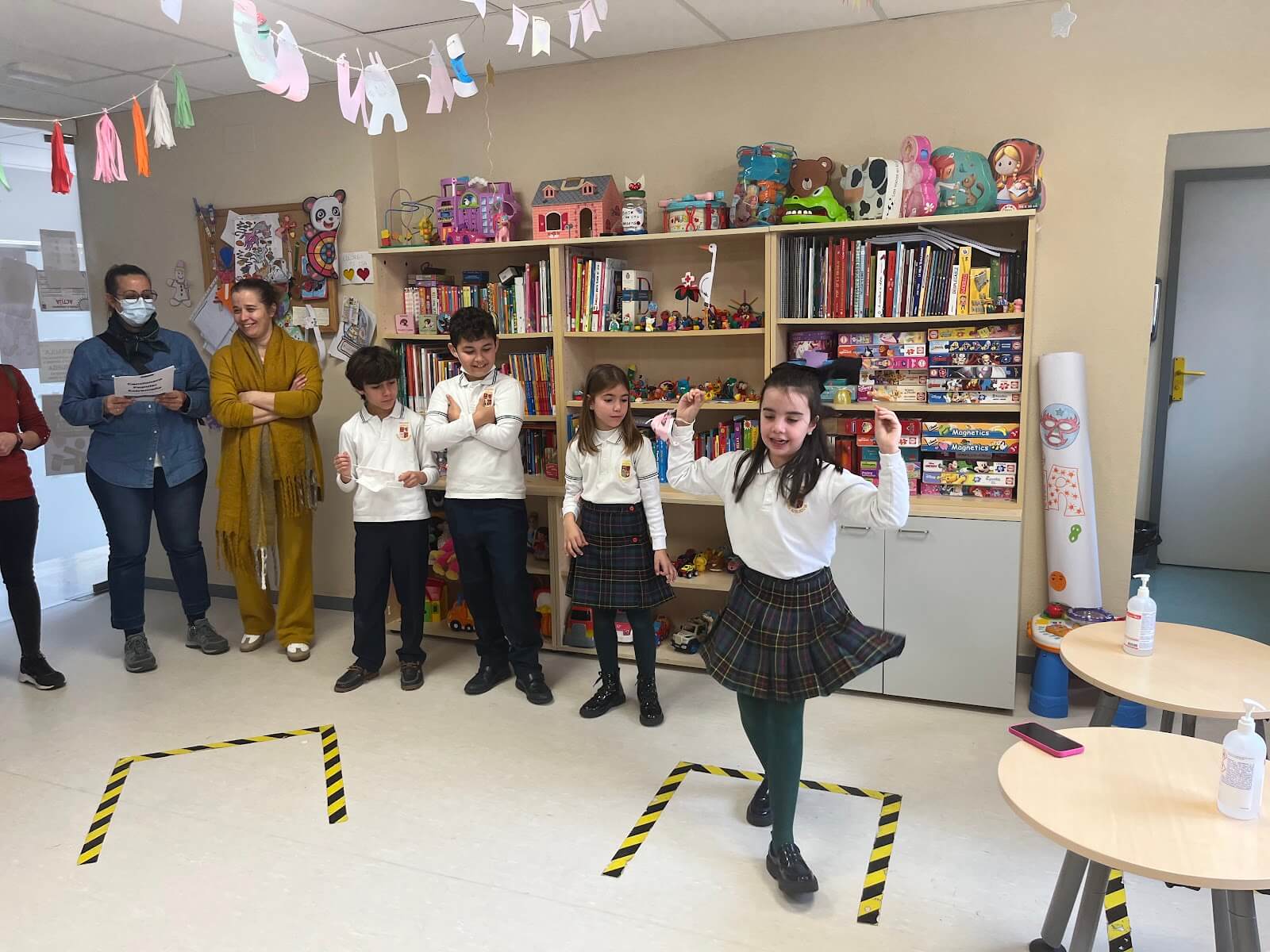 INTERCAMBIO CANCIONES Y FOLKLORE EXTREMEÑO POR PARTE DEL ALUMNADO DE 4º PRIMARIA COLEGIO MARÍA AUXILIADORA